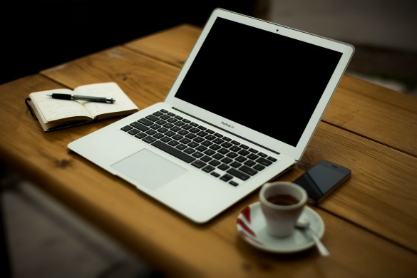 laptop si cafea